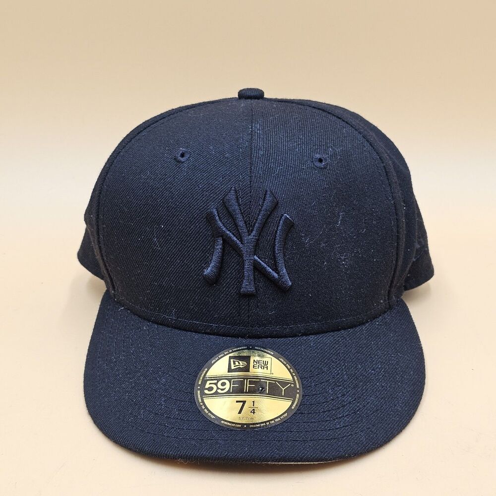 New Era 59FIFTY New York Yankees Fitted Hat Blackout Cap Black on Black 7 1/4